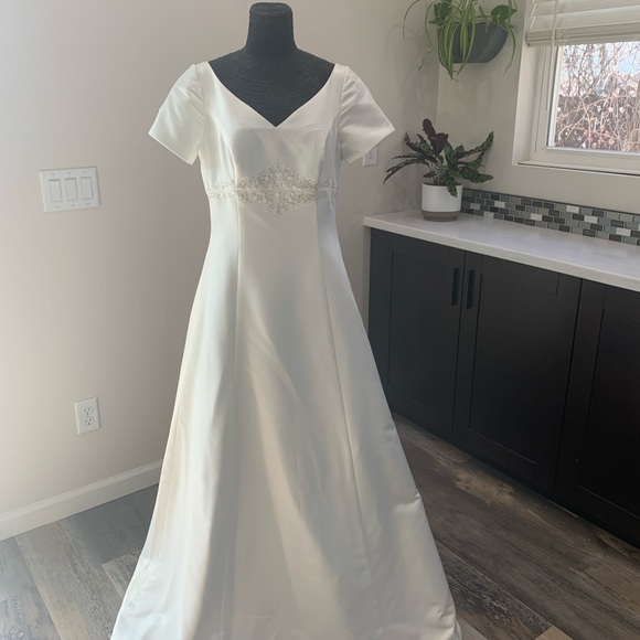 🚫SOLD🚫Modest White Wedding Dress Size 14 Short Sleeve - Picture 2 of 7